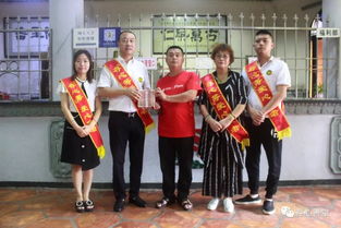 街市的故事 温情中的重量，冲动后的落寞